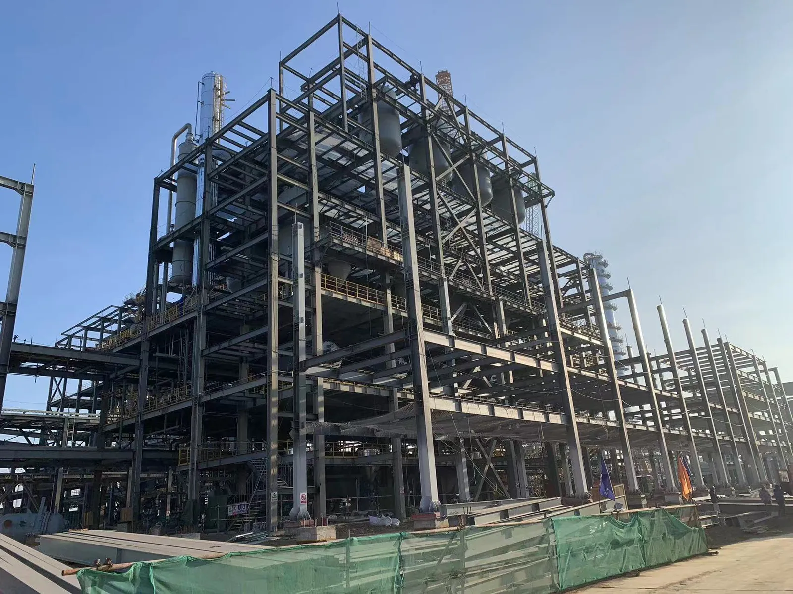Multi-level steel structure for polysilicon equipment maintenance platforms