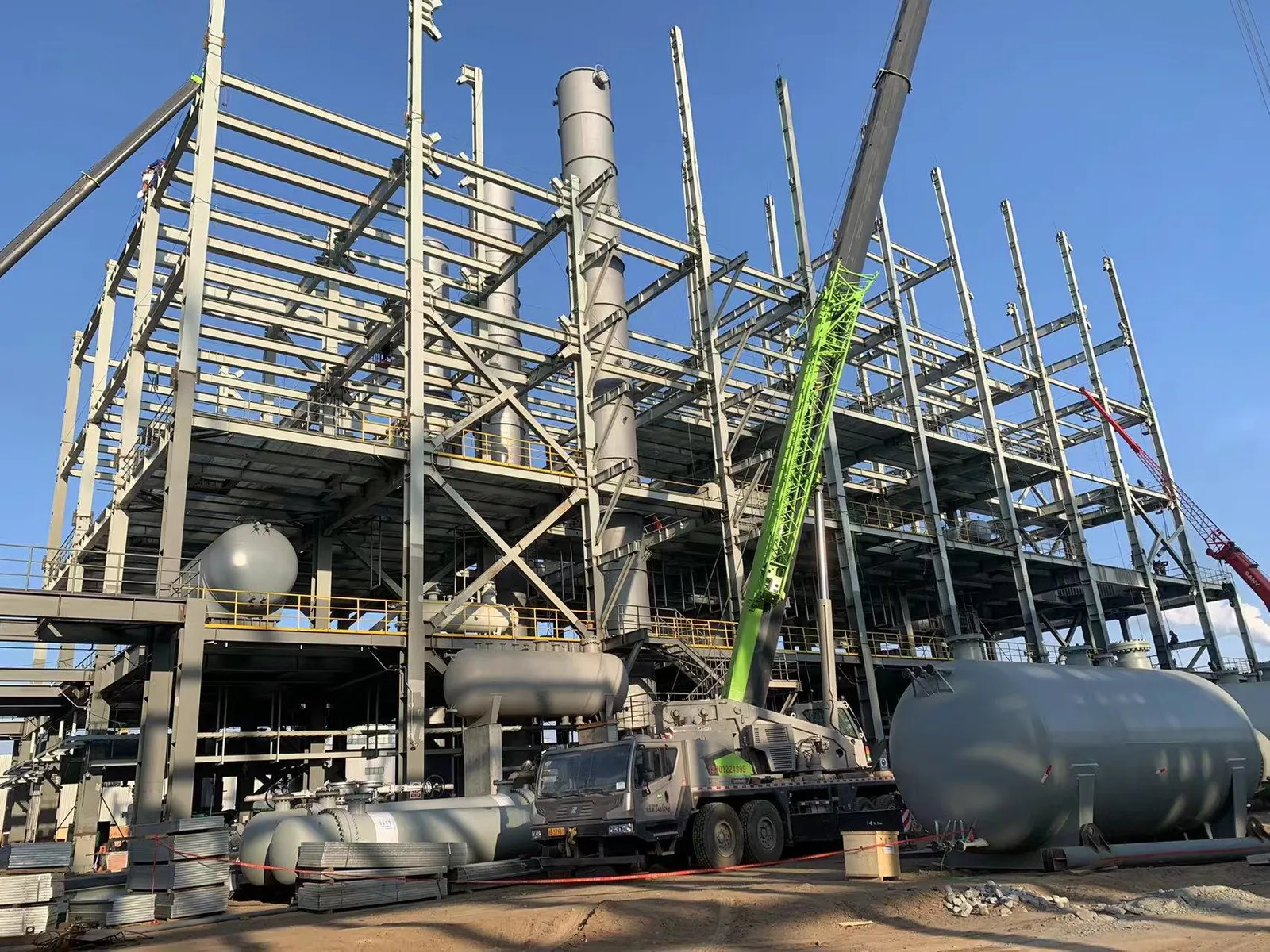 Polysilicon process equipment platform during installation