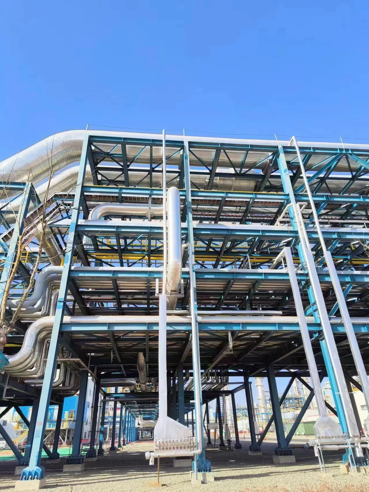 Multi-level pipe-rack structure with elevated steel grating maintenance platforms