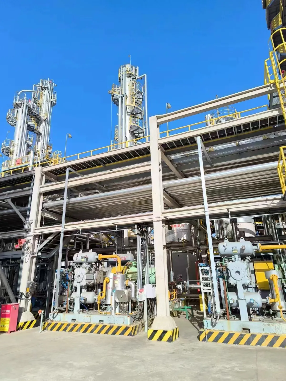 Steel grating operating platforms around process equipment and towers