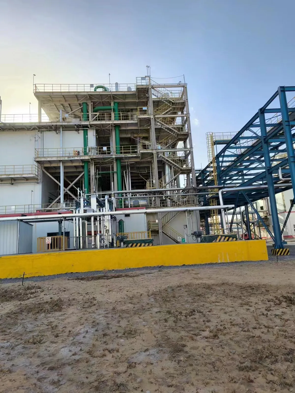 Multi-level maintenance platform structure at the Yulin chemical unit