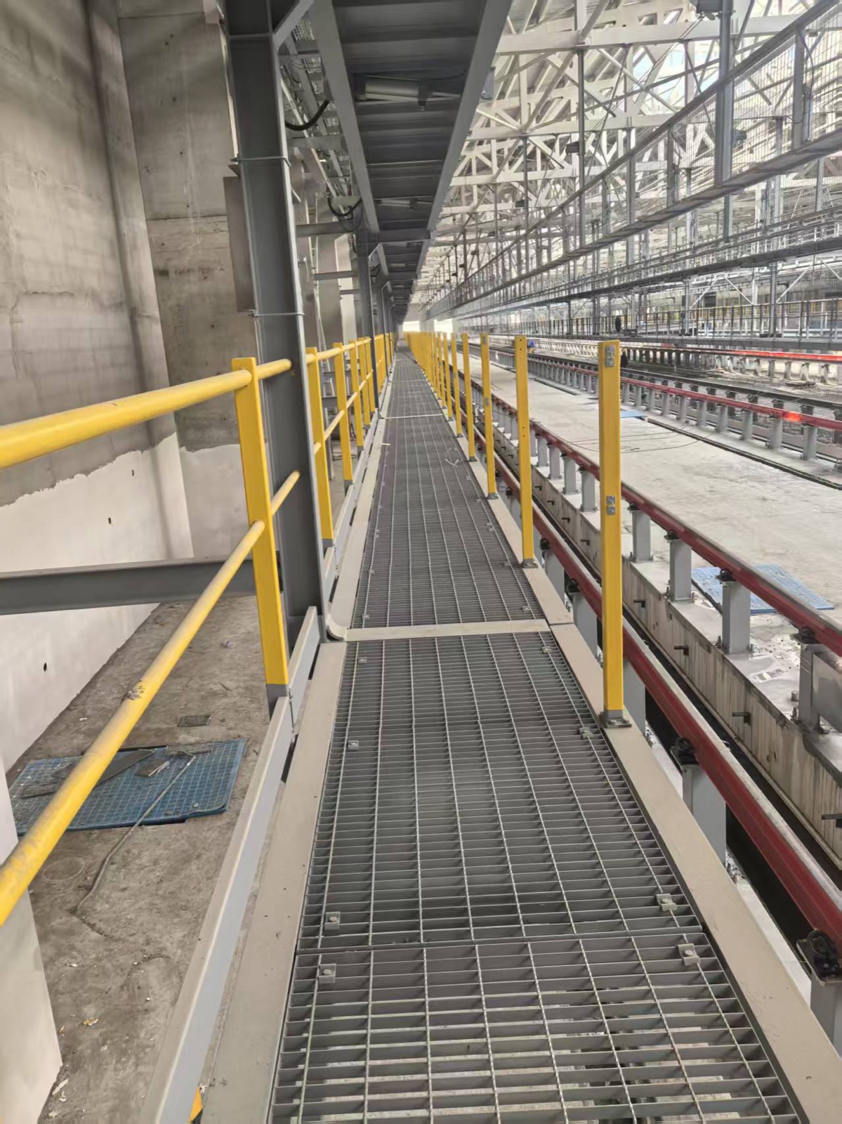 Grating walkway along a pipe rack corridor