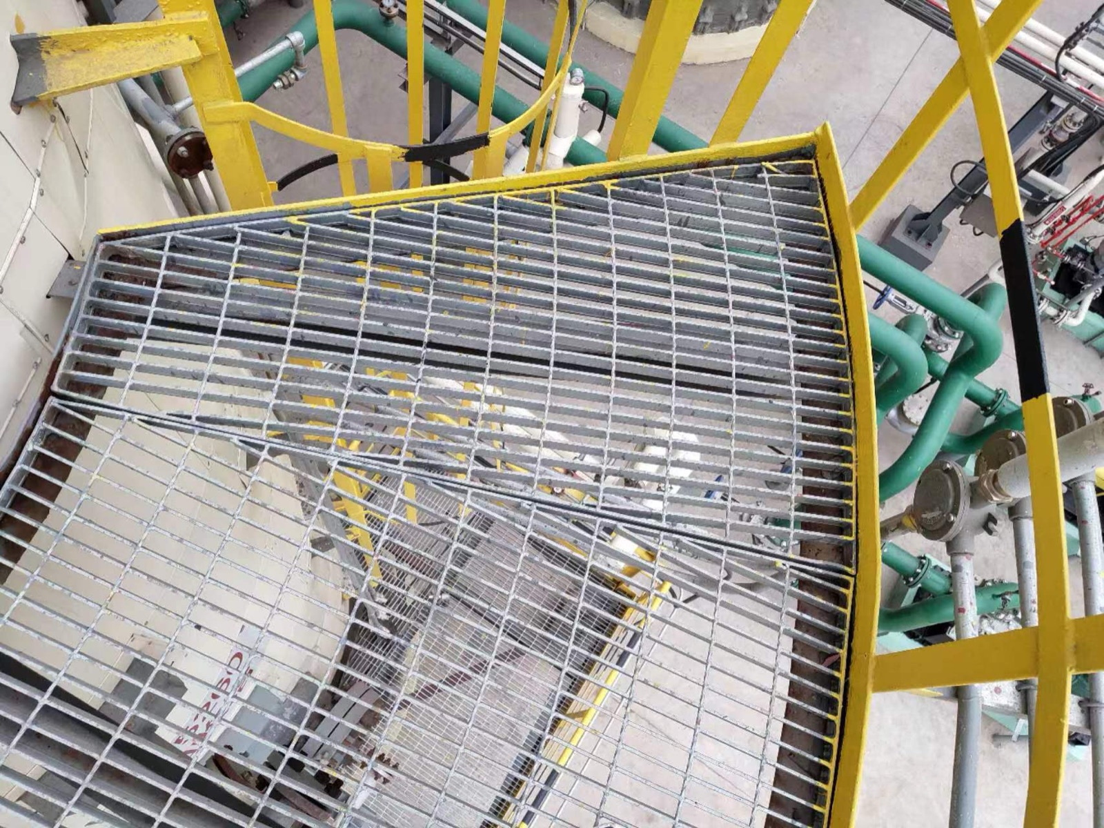 Grating platform on an industrial tower